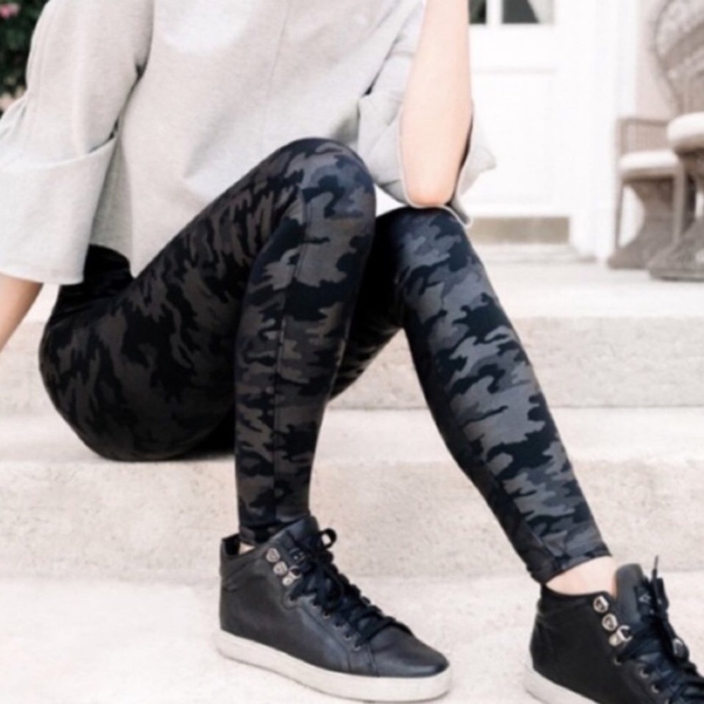 EUC SPANX FAUX Camo leggings in xs